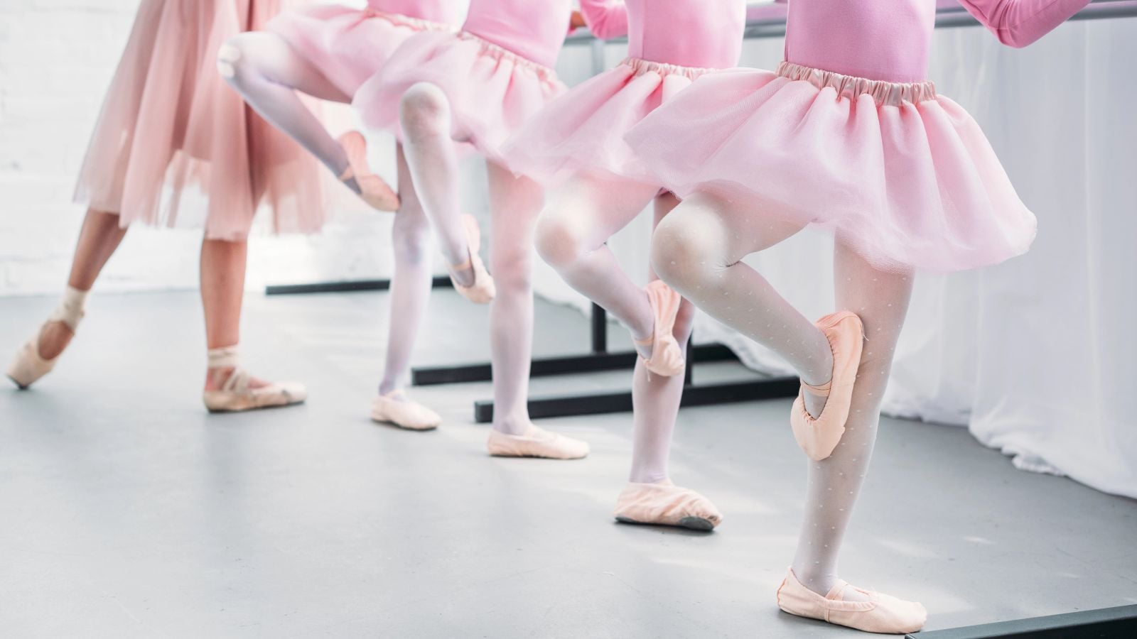 Alunos em aula de Ballet e Jazz