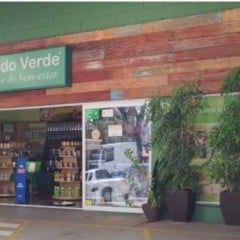 Fachada da loja Mundo Verde em Jundia&iacute; com vitrine de produtos naturais e plantas decorativas na entrada.