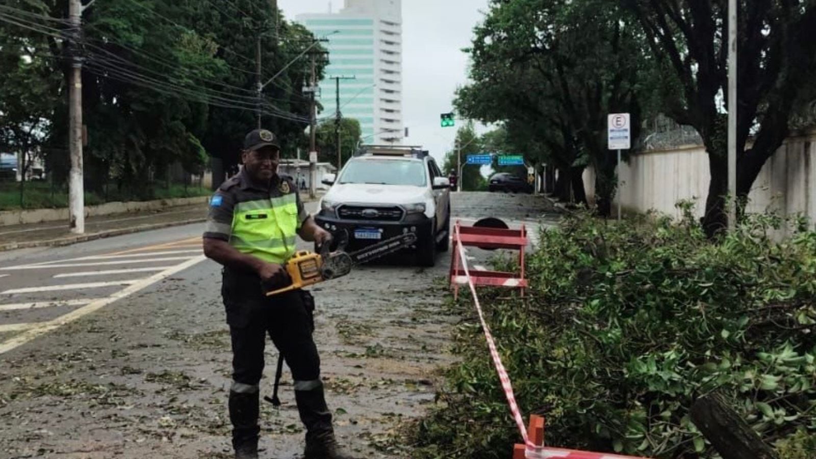 Equipes da Prefeitura de Jundiaí em atendimento emergencial