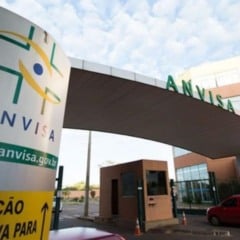 Fachada da Anvisa com logotipo da ag&ecirc;ncia na entrada do pr&eacute;dio administrativo.