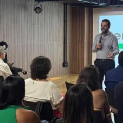 Prefeito de Jundia&iacute; apresenta a&ccedil;&otilde;es do programa Centro da Gente a moradores e comerciantes em audit&oacute;rio.