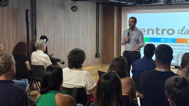 Prefeito de Jundiaí apresenta ações do programa Centro da Gente a moradores e comerciantes em auditório.