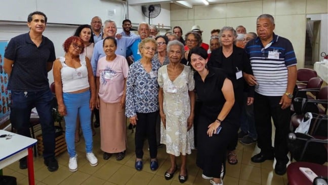 Idosos e representantes da Prefeitura de Jundiaí participam de palestra no CRAS Central sobre direitos da pessoa idosa, prevenção a golpes e fake news, reunidos em foto coletiva ao final do encontro.