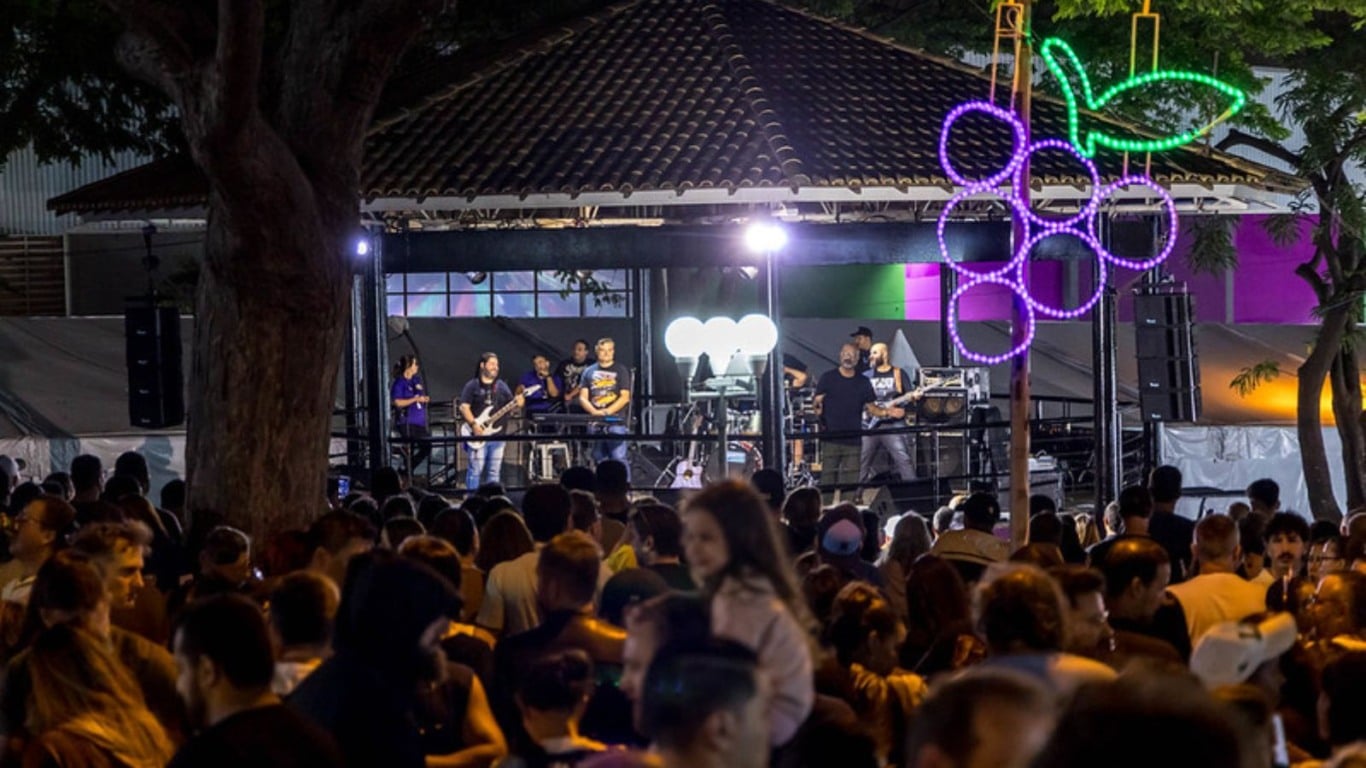 Show ao vivo em palco da Festa da Uva re&uacute;ne p&uacute;blico no Parque da Uva, em Jundia&iacute;.