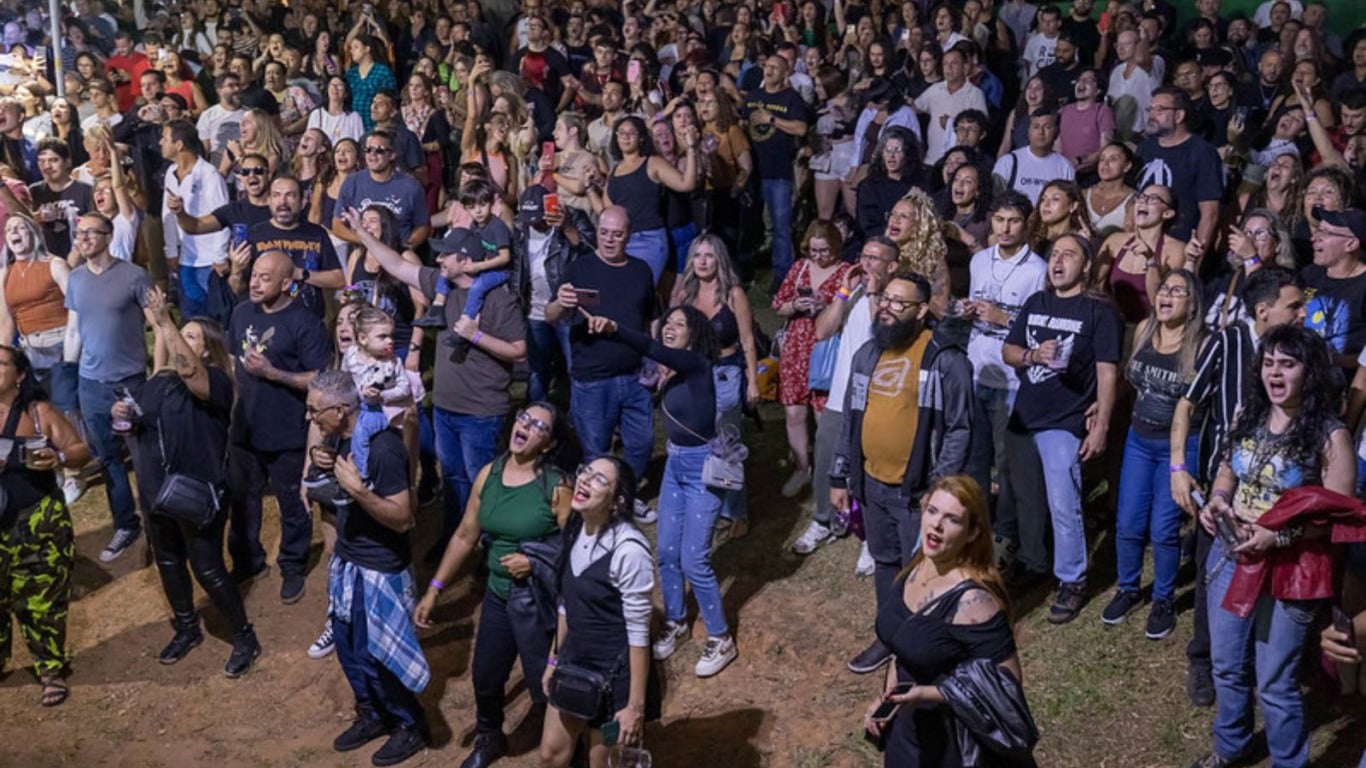 P&uacute;blico lota &aacute;rea de shows durante apresenta&ccedil;&atilde;o musical na Festa da Uva de Jundia&iacute;.