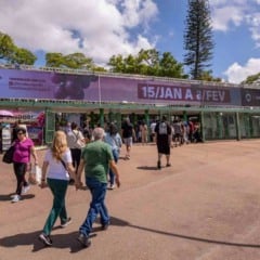 Visitantes entram no Parque da Uva durante a Festa da Uva e Expo Vinhos de Jundia&iacute;