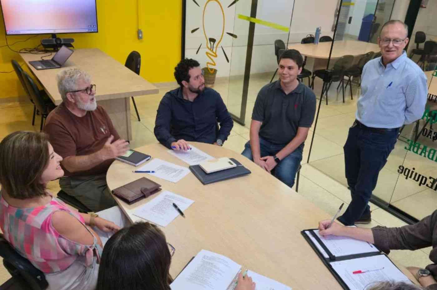 Representantes da Educação de Jundiaí conhecem, na FMJ, estudo com rastreamento ocular que pode apoiar a identificação de dificuldades de leitura.