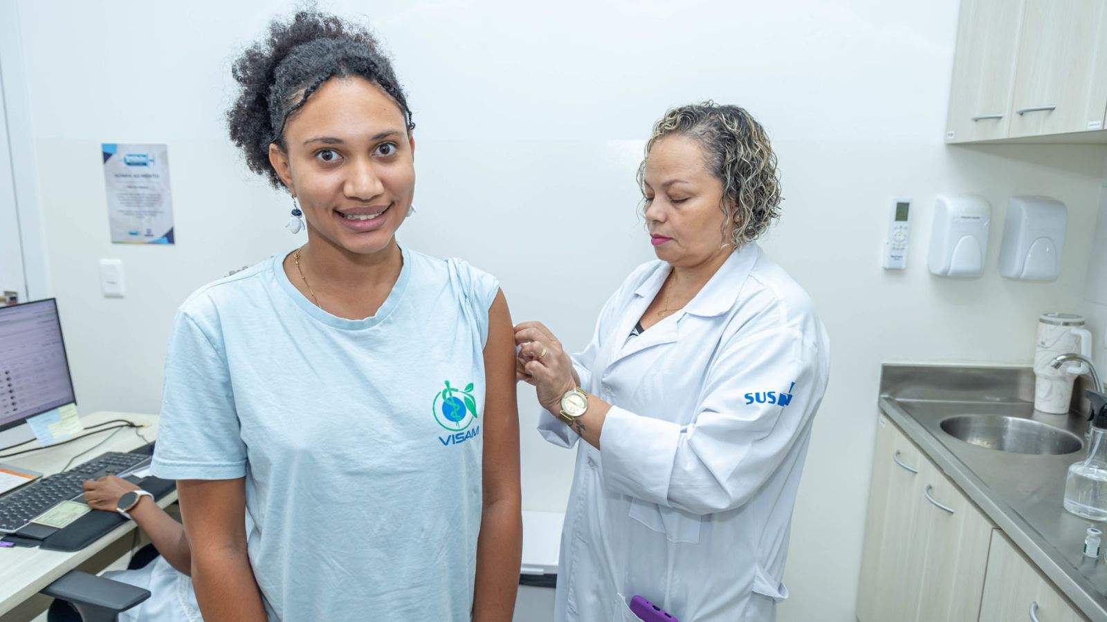 Gabriela recebendo dose da vacina contra a dengue