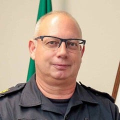 Guarda Wladimir Roberto de Lima aparece ao centro, ao lado de autoridades municipais, durante registro oficial da nova fase da Guarda Civil Municipal de V&aacute;rzea Paulista.