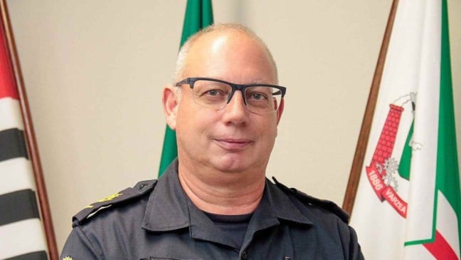 Guarda Wladimir Roberto de Lima aparece ao centro, ao lado de autoridades municipais, durante registro oficial da nova fase da Guarda Civil Municipal de Várzea Paulista.