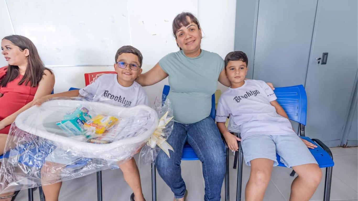 Ana Paula e os filhos gêmeos Miguel e Lorenzo recebem o kit maternidade