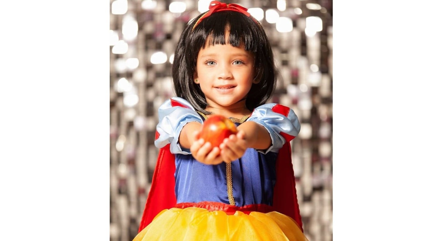 Pietra interpreta Branca de Neve em desfile temático