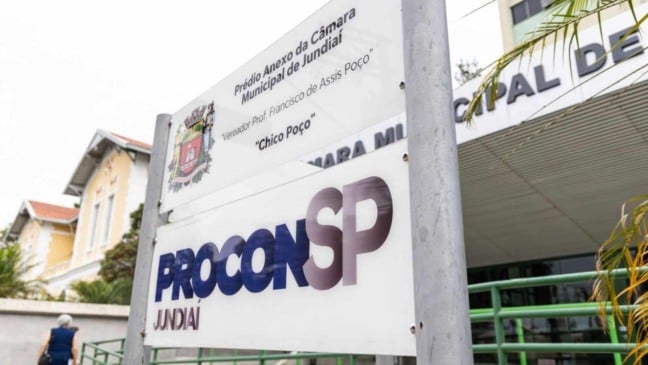 Placa do Procon Jundiaí em frente ao prédio anexo da Câmara Municipal, no Centro da cidade.