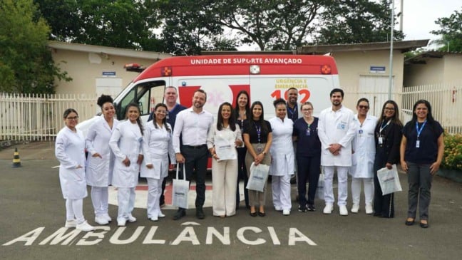 Equipe de saúde e gestores municipais em frente a ambulância de suporte avançado no hospital de Itupeva