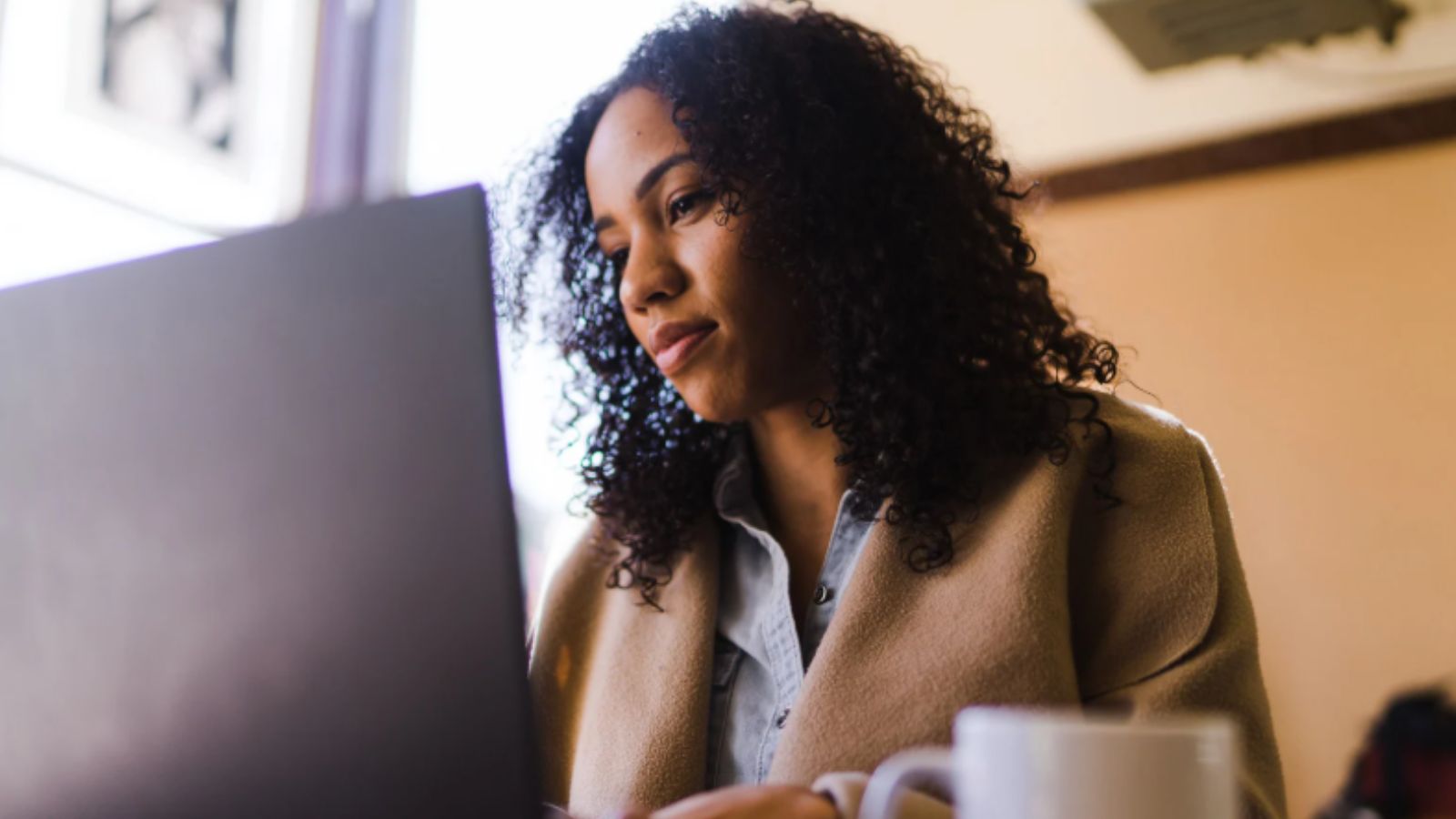 Profissional trabalhando em frente ao computador