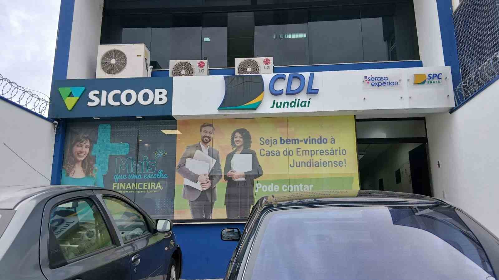 Profissional da área comercial trabalhando em escritório.