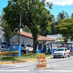 Interven&ccedil;&atilde;o vi&aacute;ria com sinaliza&ccedil;&atilde;o e ve&iacute;culo da Unidade de Tr&acirc;nsito em rua pr&oacute;xima &agrave; Cemeb Paulo Freire, em V&aacute;rzea Paulista.