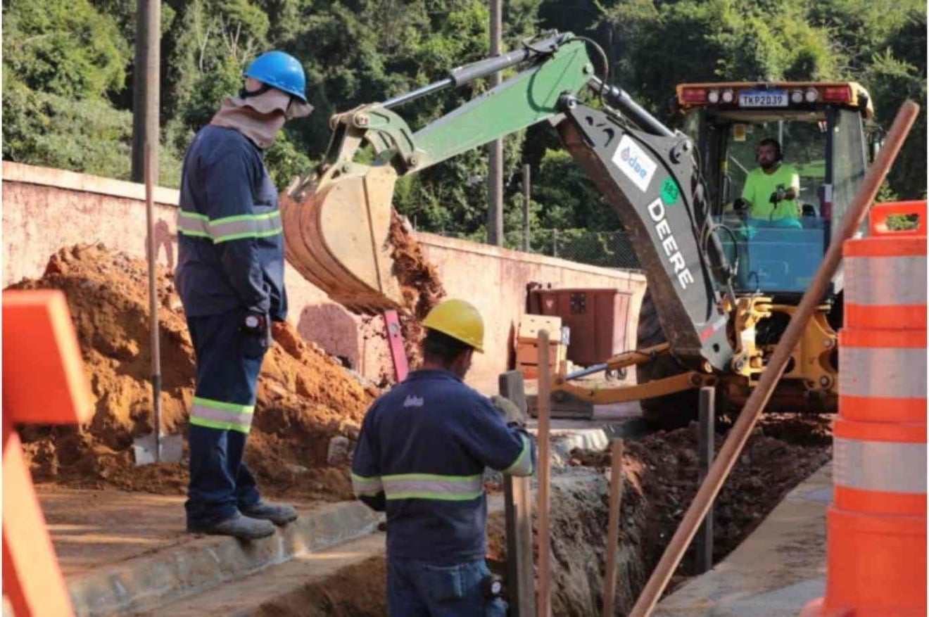 Equipe da DAE trabalha com retroescavadeira em obra de saneamento no bairro Roseira, em Jundiaí.