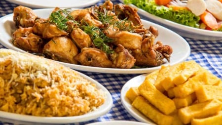 Prato típico com frango e polenta em restaurante de Jundiaí na Rota dos Sabores Prato típico com frango e polenta em restaurante de Jundiaí na Rota dos Sabores
