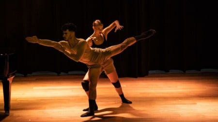 Bailarinos se apresentam em palco iluminado durante performance de dança contemporânea no Festival Enredança 2026. Bailarinos se apresentam em palco iluminado durante performance de dança contemporânea no Festival Enredança 2026.