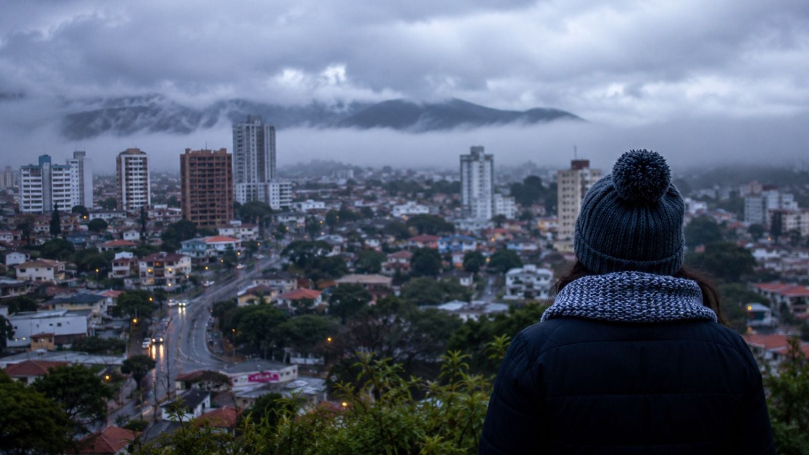 Frio aumenta e nova frente fria chega ao país nesta semana 1 Ilustração de paisagem invernal com árvores cobertas de neve, simbolizando o frio intenso