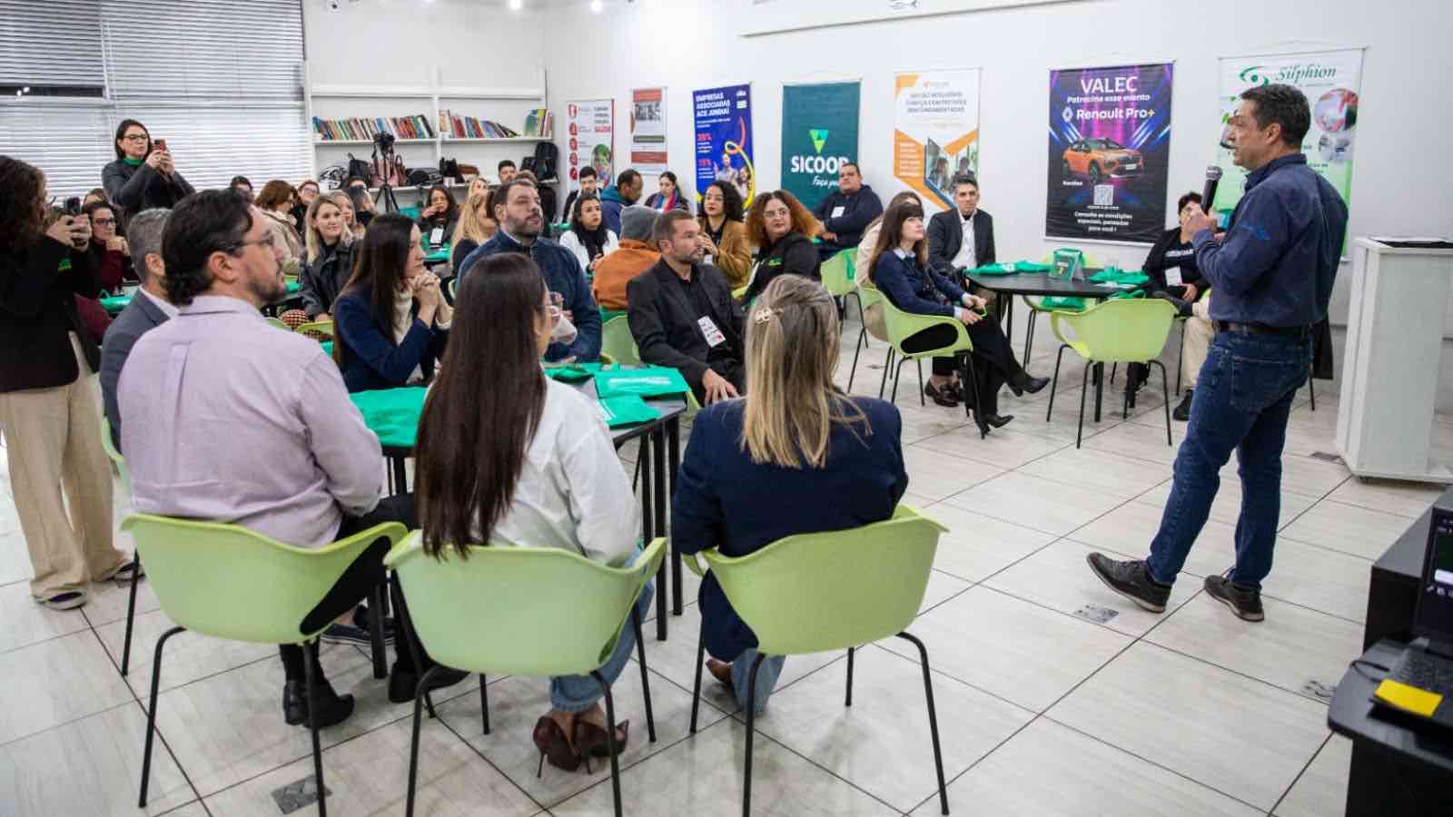 Empresários em Rodada de Negócios da ACE Jundiaí para conectar e gerar novas oportunidades.