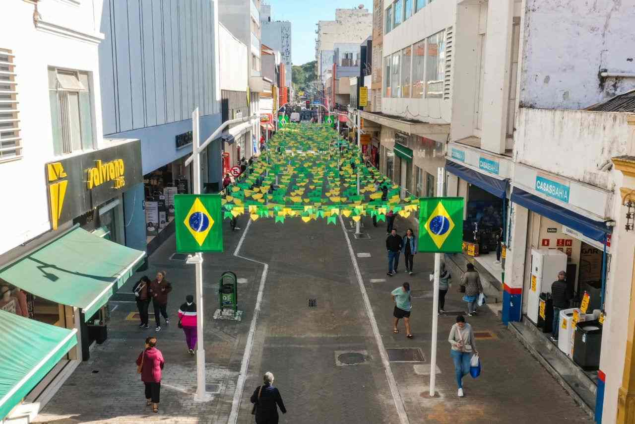 Centro de Jundiaí entra no clima da Copa e se prepara para virar ponto de encontro da torcida 3 Rua Barão de Jundiaí decorada com bandeirinhas verdes e amarelas e bandeiras do Brasil para a programação da Copa no Centro.