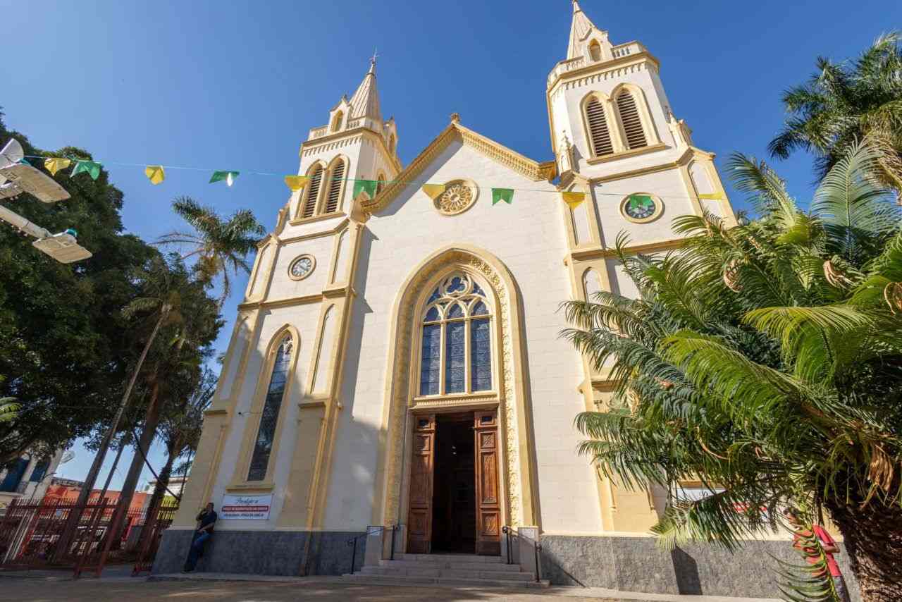 Centro de Jundiaí entra no clima da Copa e se prepara para virar ponto de encontro da torcida 2 Catedral Nossa Senhora do Desterro, no Centro de Jundiaí, com bandeirinhas verdes e amarelas instaladas para a programação da Copa.