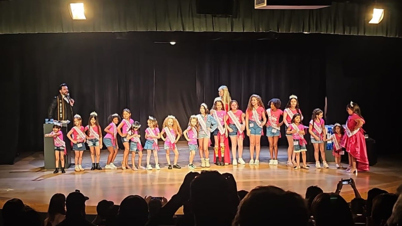 Lorena Pantarotto Lambert com faixa e coroa de Miss Jundiaí Infantil