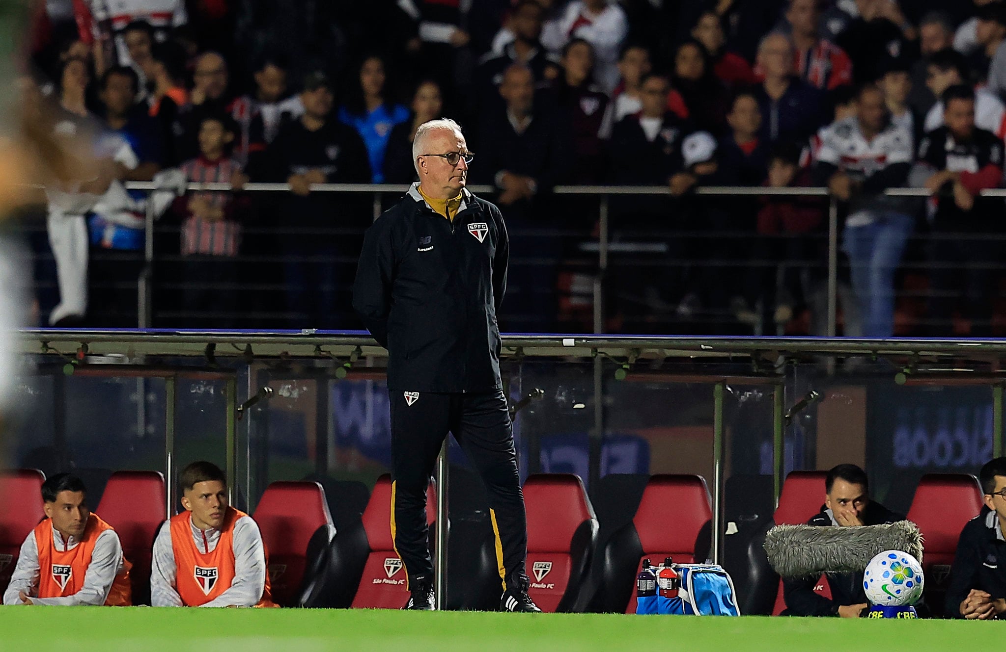 São Paulo tem quatro titulares com problemas físicos após derrota para o Santos